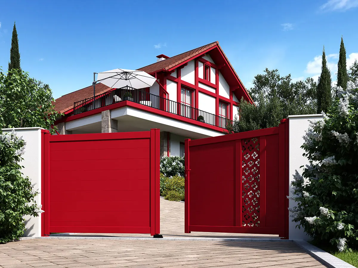 Portail rouge Maison Kadiou